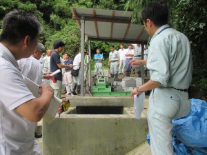 水車発電機と放流路